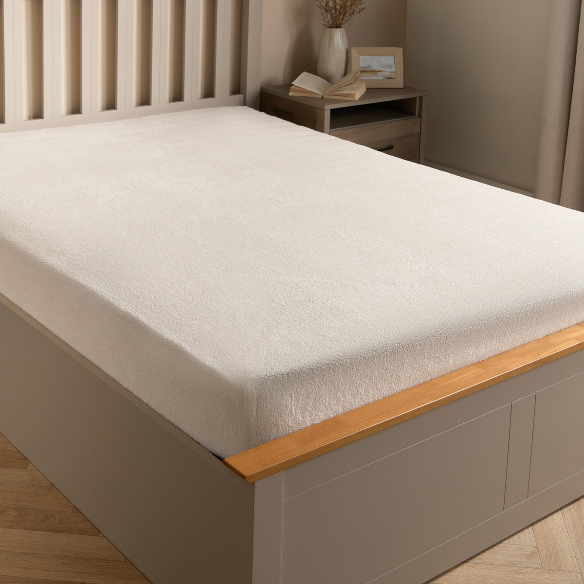 Brentfords Teddy Fleece Fitted Sheet - White>