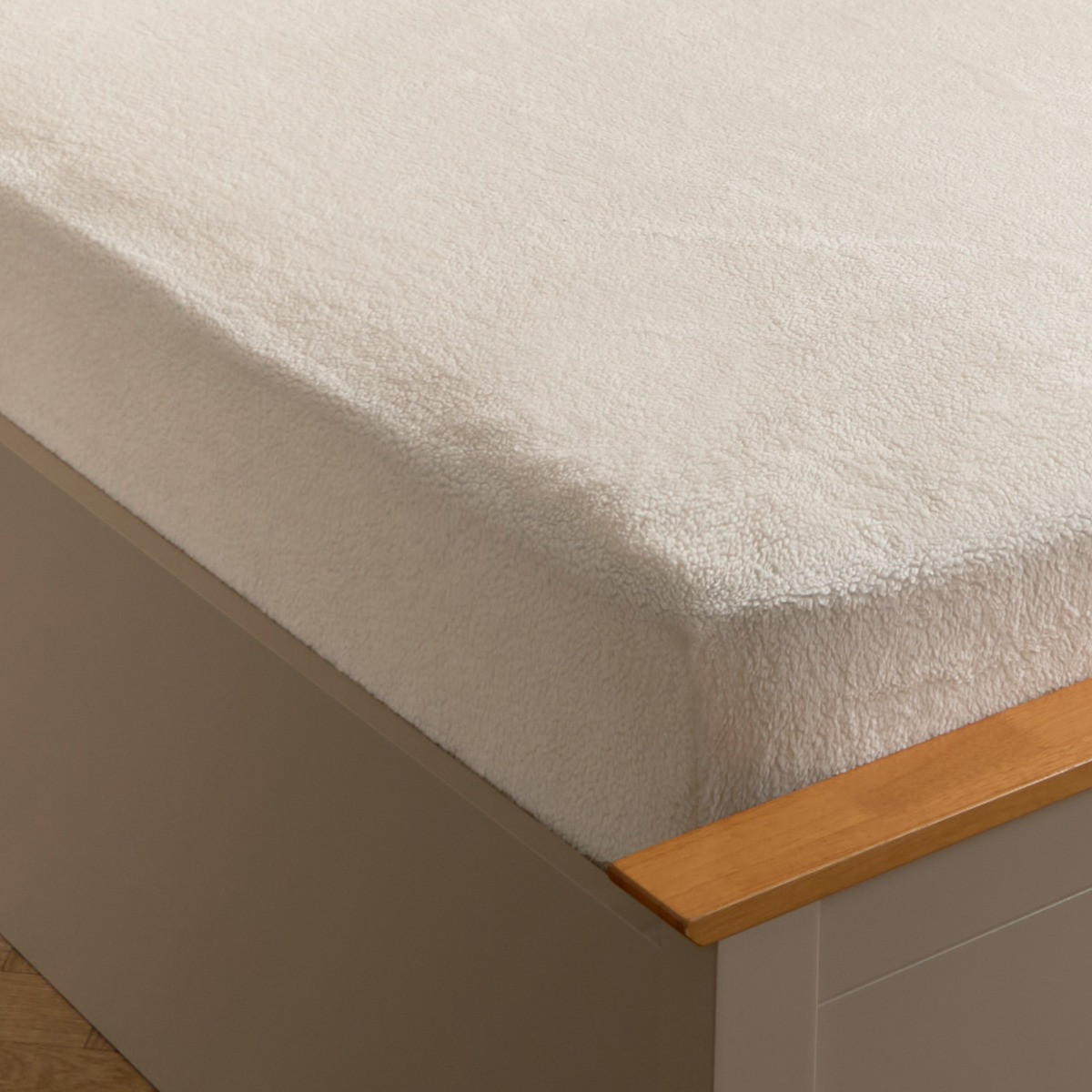 Brentfords Teddy Fleece Fitted Sheet White