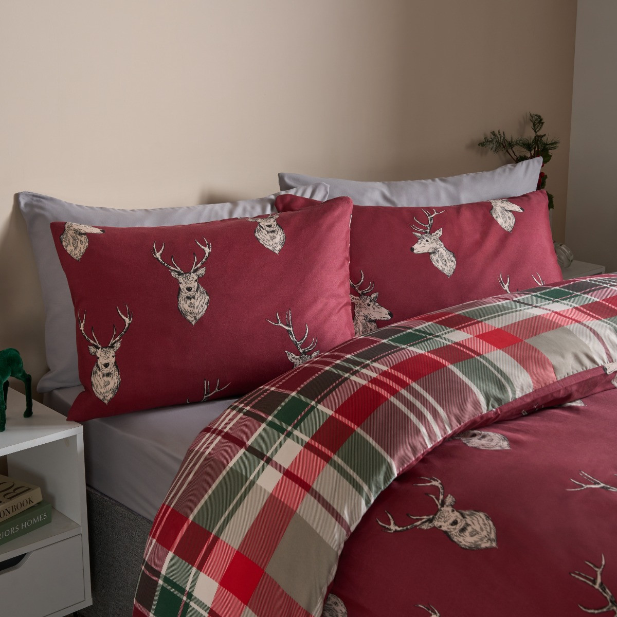 OHS Stag Checkered Reversible Duvet Set - Red>