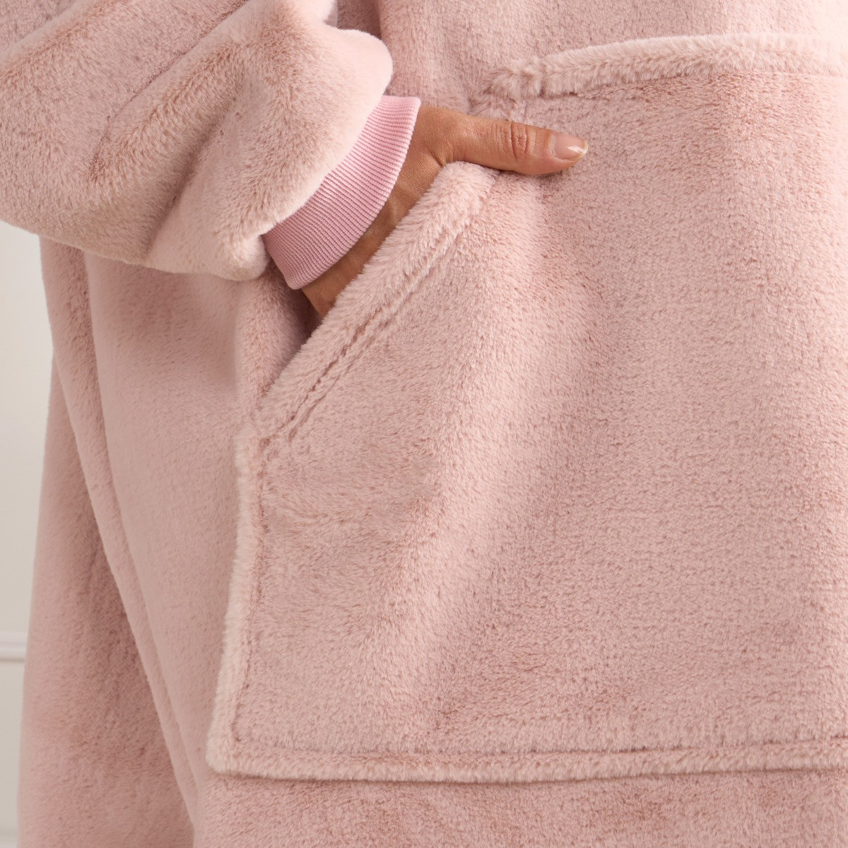 OHS Adults Faux Fur Hoodie Blanket - Blush>