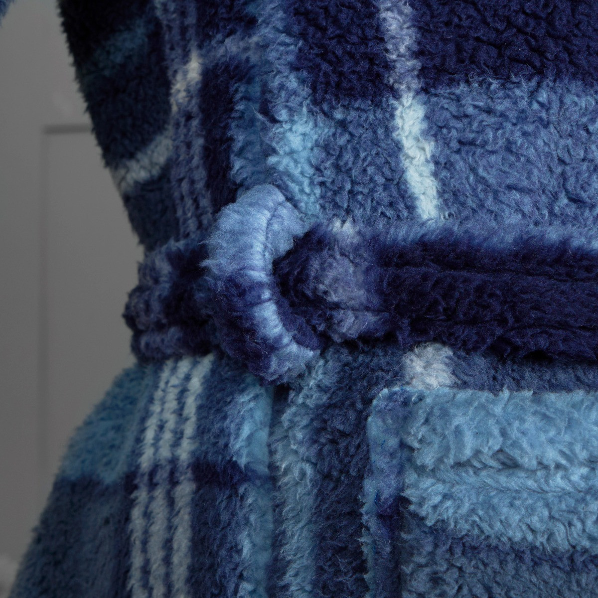 OHS Tartan Check Print Teddy Dressing Gown, Adults - Navy>