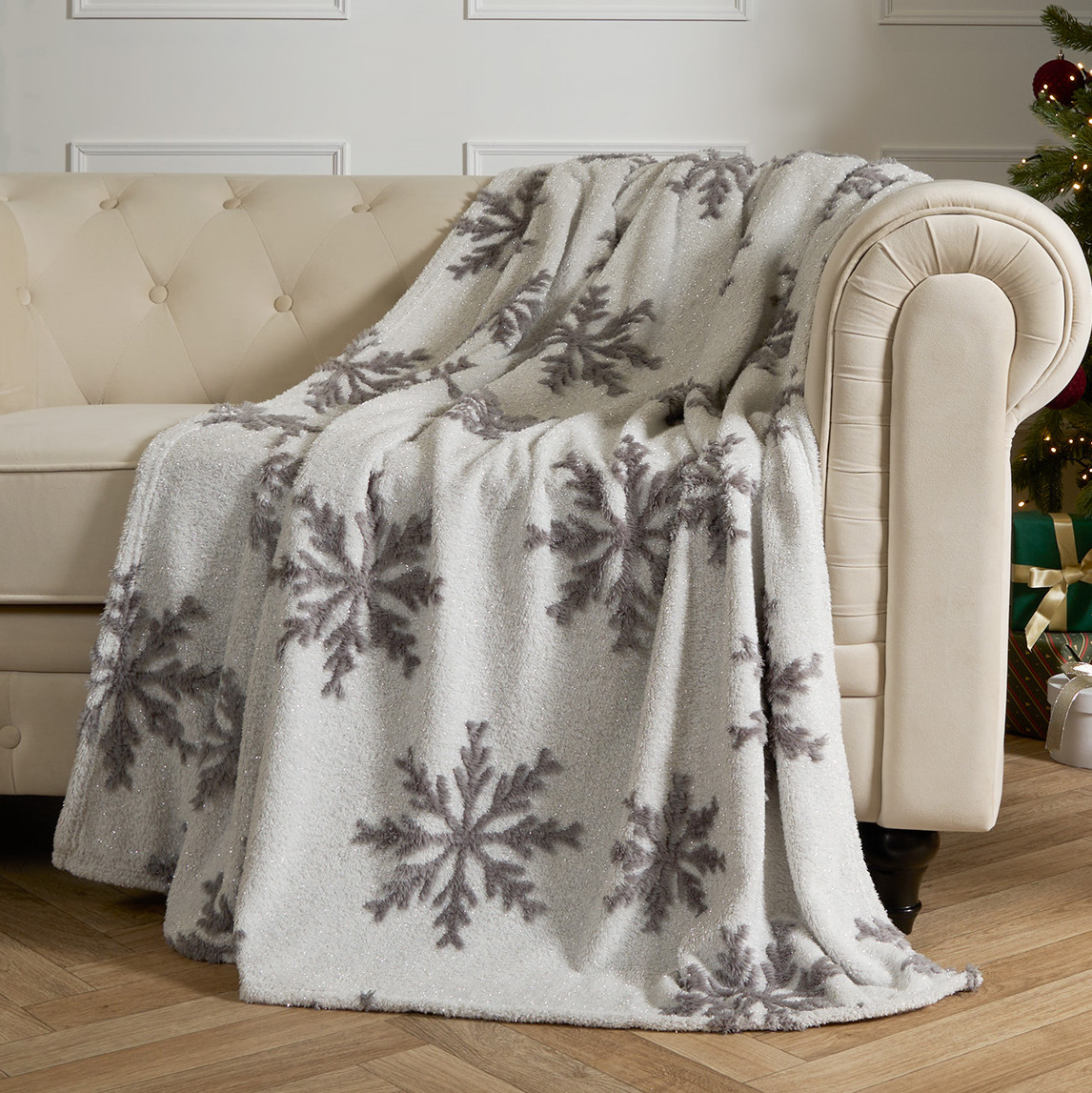 OHS Teddy Glitter Tufted Snowflake Throw - White >