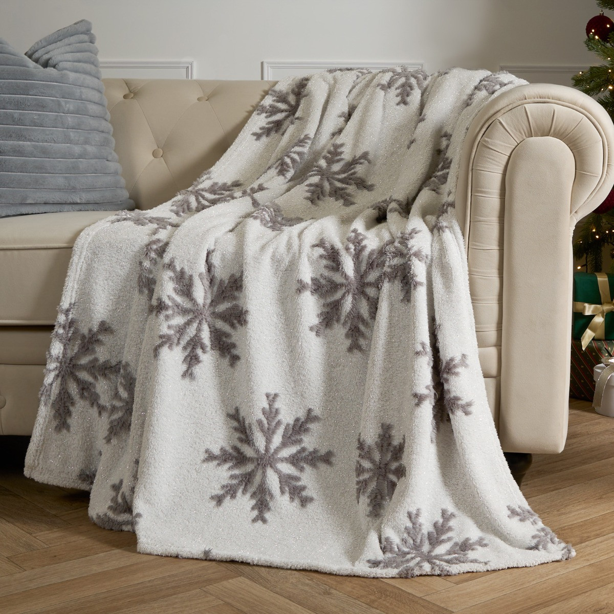 OHS Teddy Glitter Tufted Snowflake Throw - White >