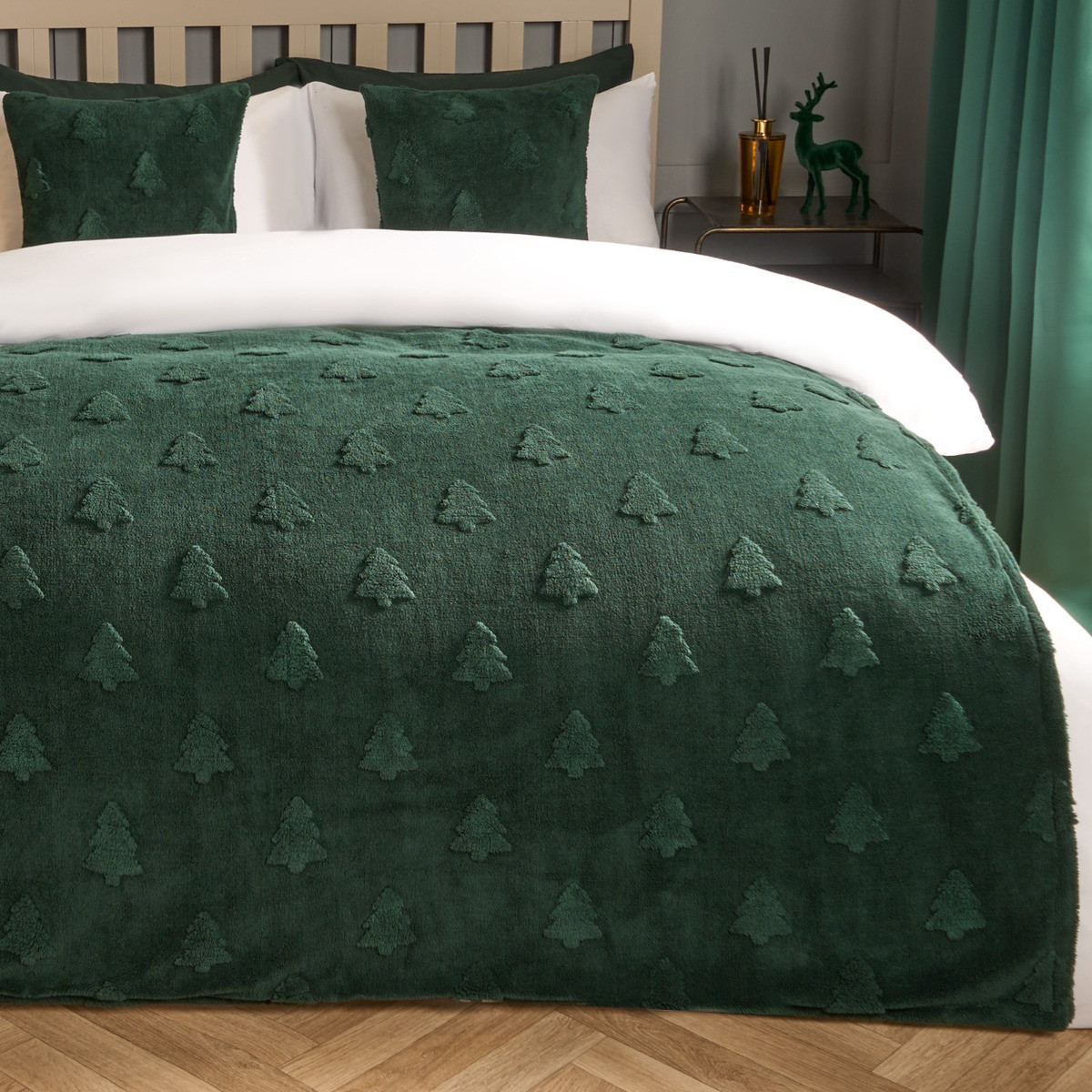 OHS Tufted Winter Tree Teddy Fleece Throw, Green - 130 x 160 cm>