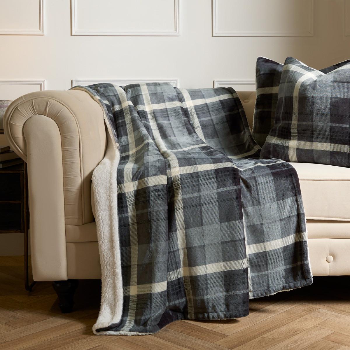 OHS Winsford Flannel Check Fleece Throw - Grey >