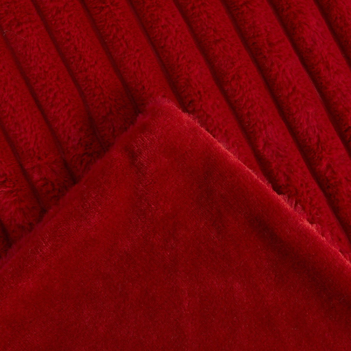 OHS Faux Fur Thick Ribbed Throw - Red>