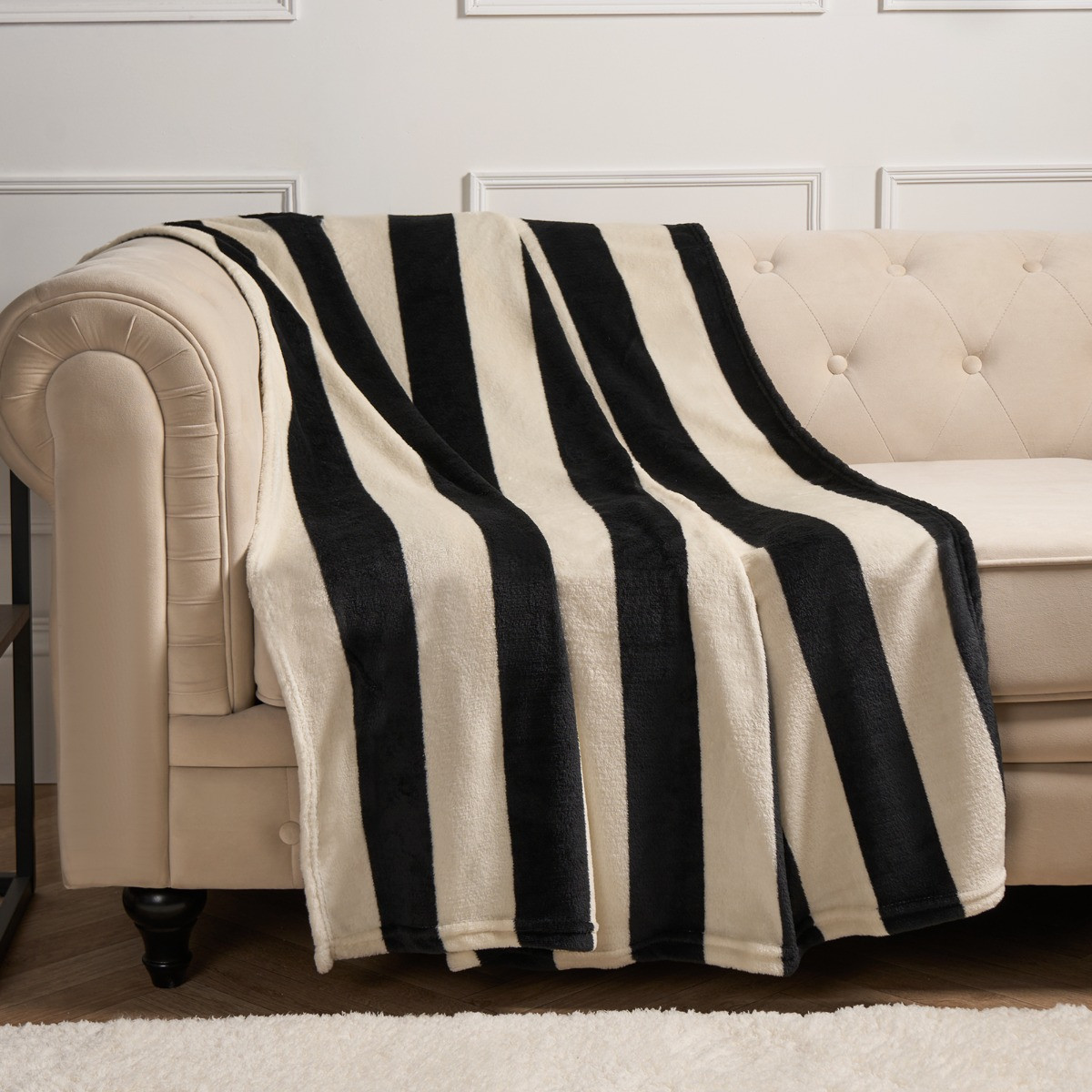 OHS Ultra Soft Stripe Print Throw - Mono >