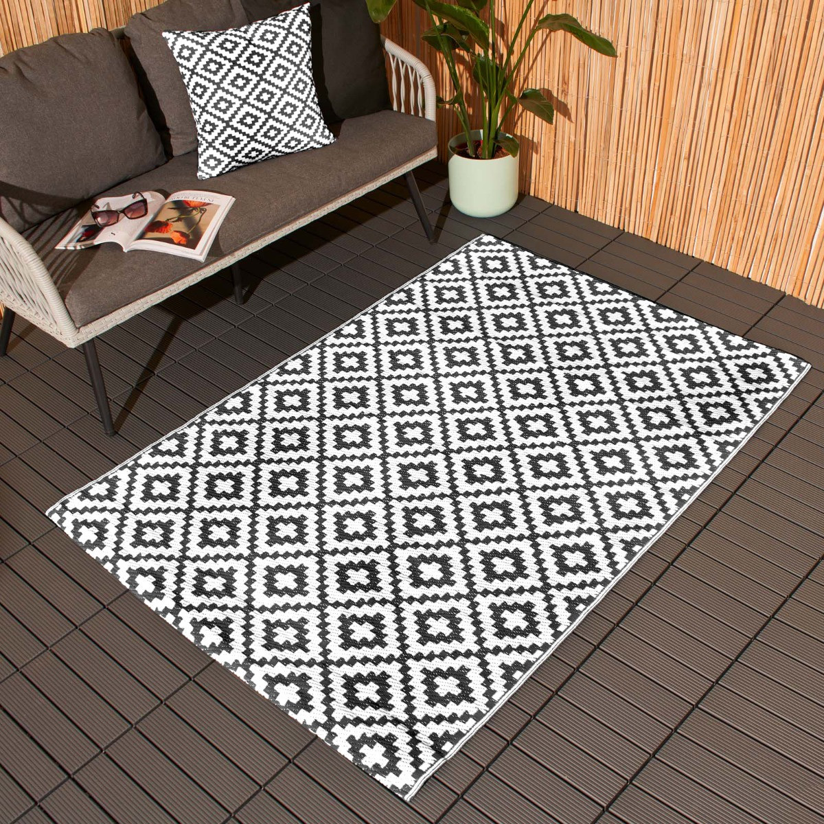 OHS Geometric Print Outdoor Rug - Black/White>