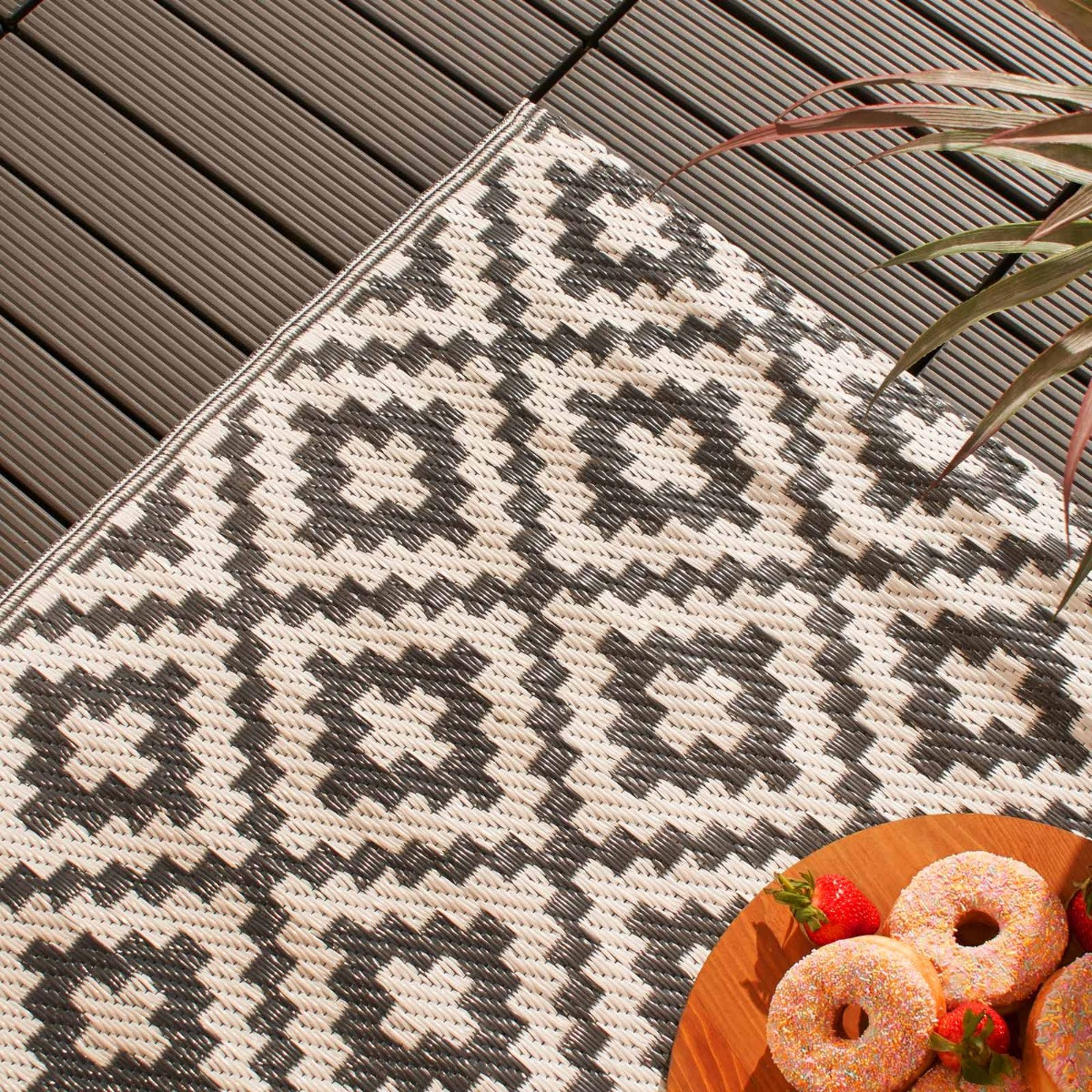 OHS Geometric Print Outdoor Rug - Grey/White>