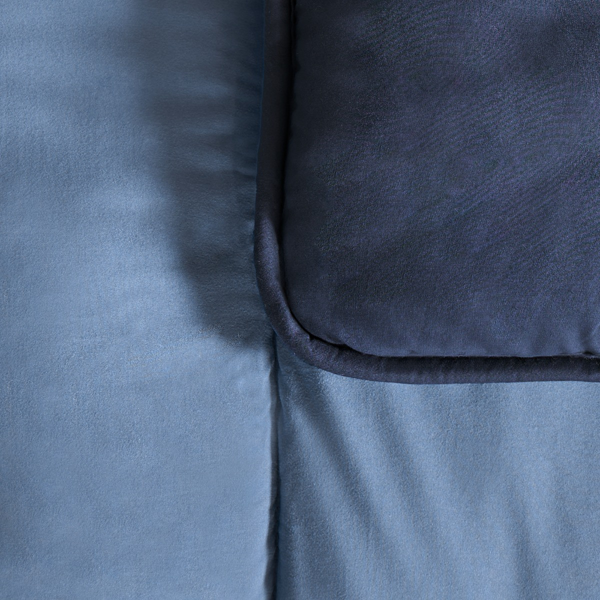 OHS Coverless 10.5 Tog Reversible Duvet & Pillowcase - Navy/Blue>