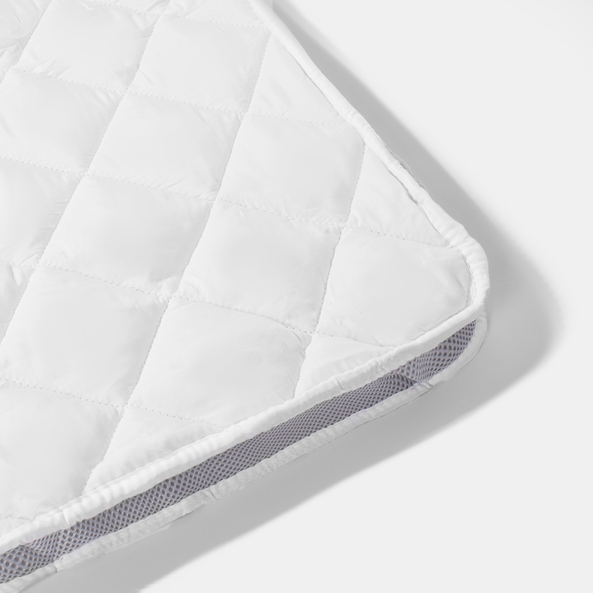 Dreamland Breathable Mattress Topper, White>