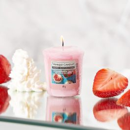 CANDELA GIARA MEDIA YANKEE CANDLE - SUGARED STRAWBERRIES